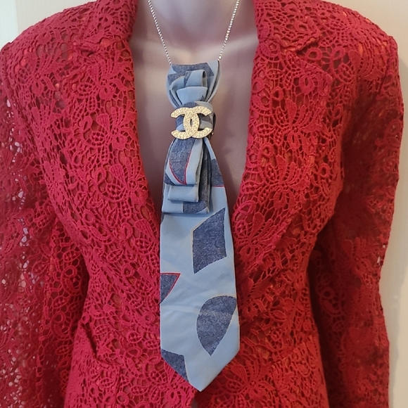 Carlos Palazzi Chic Blue and Red Necktie Necklace With Classic Logo Brooch - Picture 1 of 7